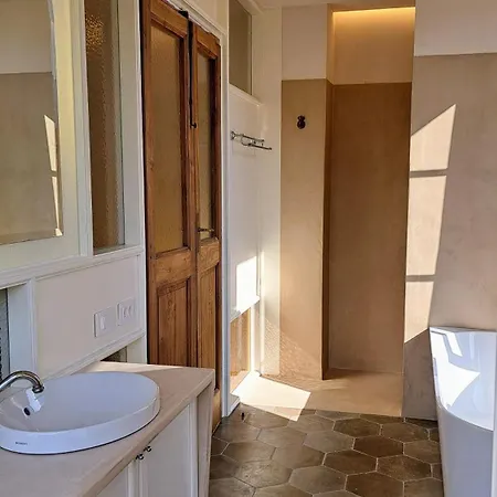 Via Rinaldi 3*
